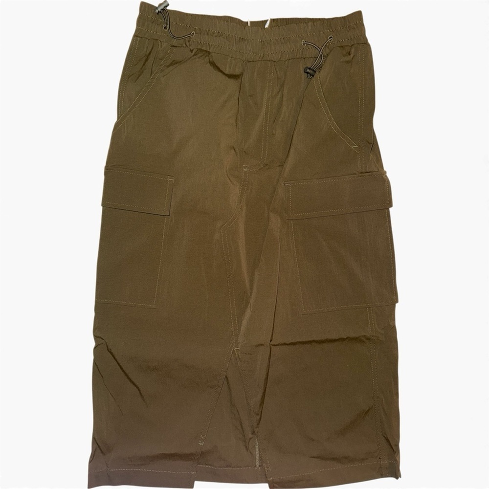 Halara cargo style skirt with bungee cord waist side pockets small front slit